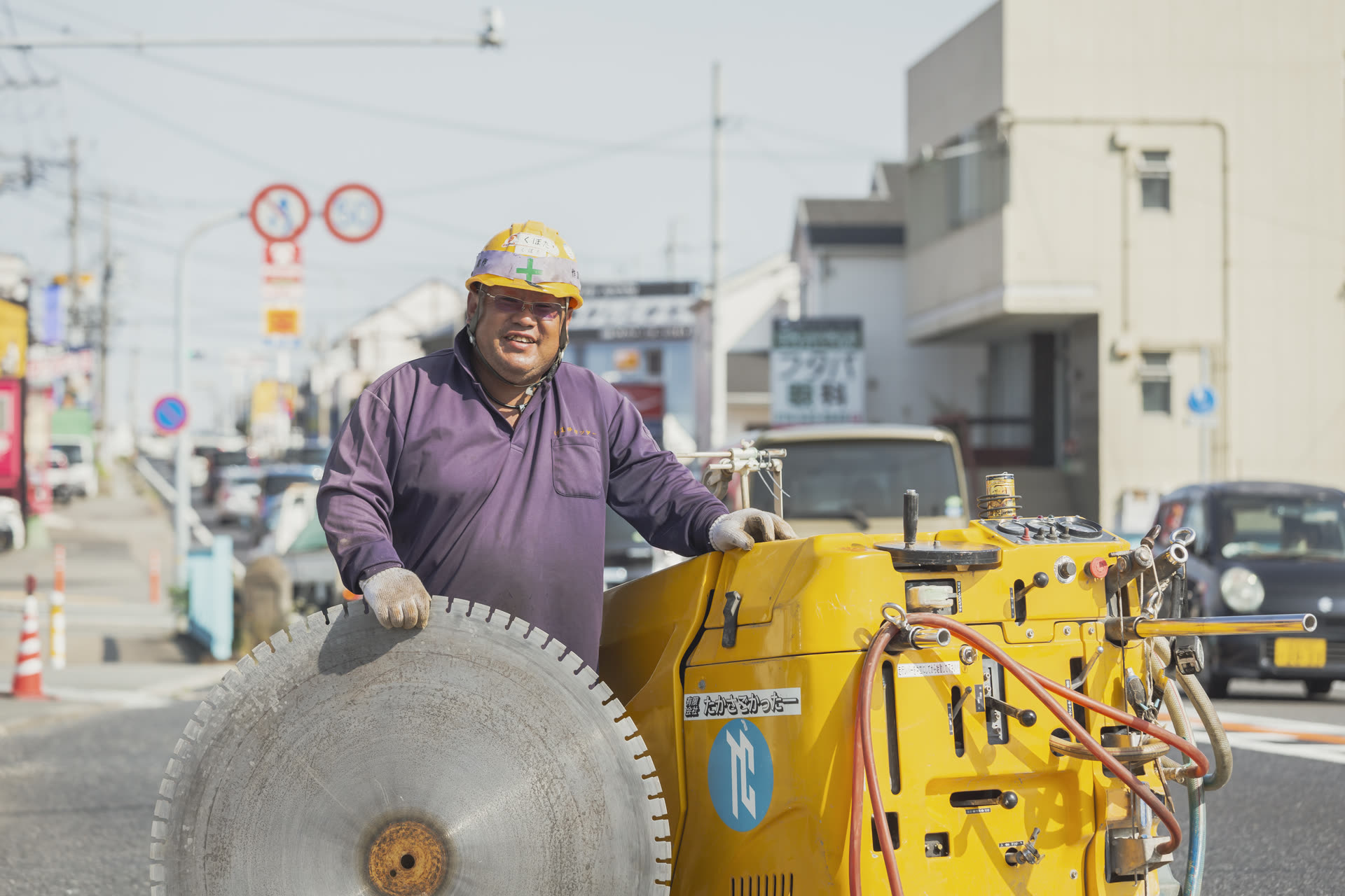 道路切断機を操作する作業者